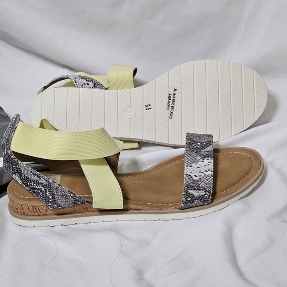 DV By Dolce Vita Flippa Wedge Sandal - Picture 3 of 4